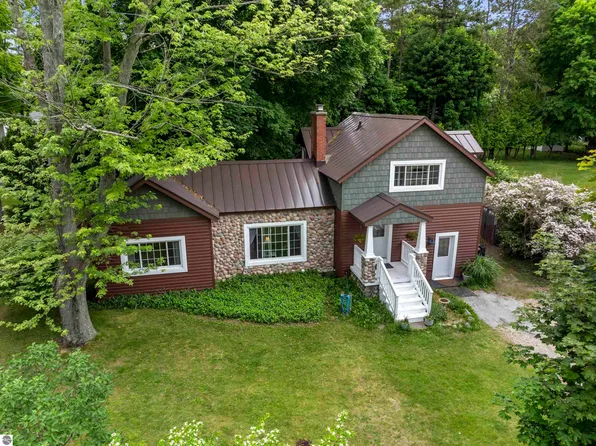 657 Crystal Ave, Frankfort, MI 49635
