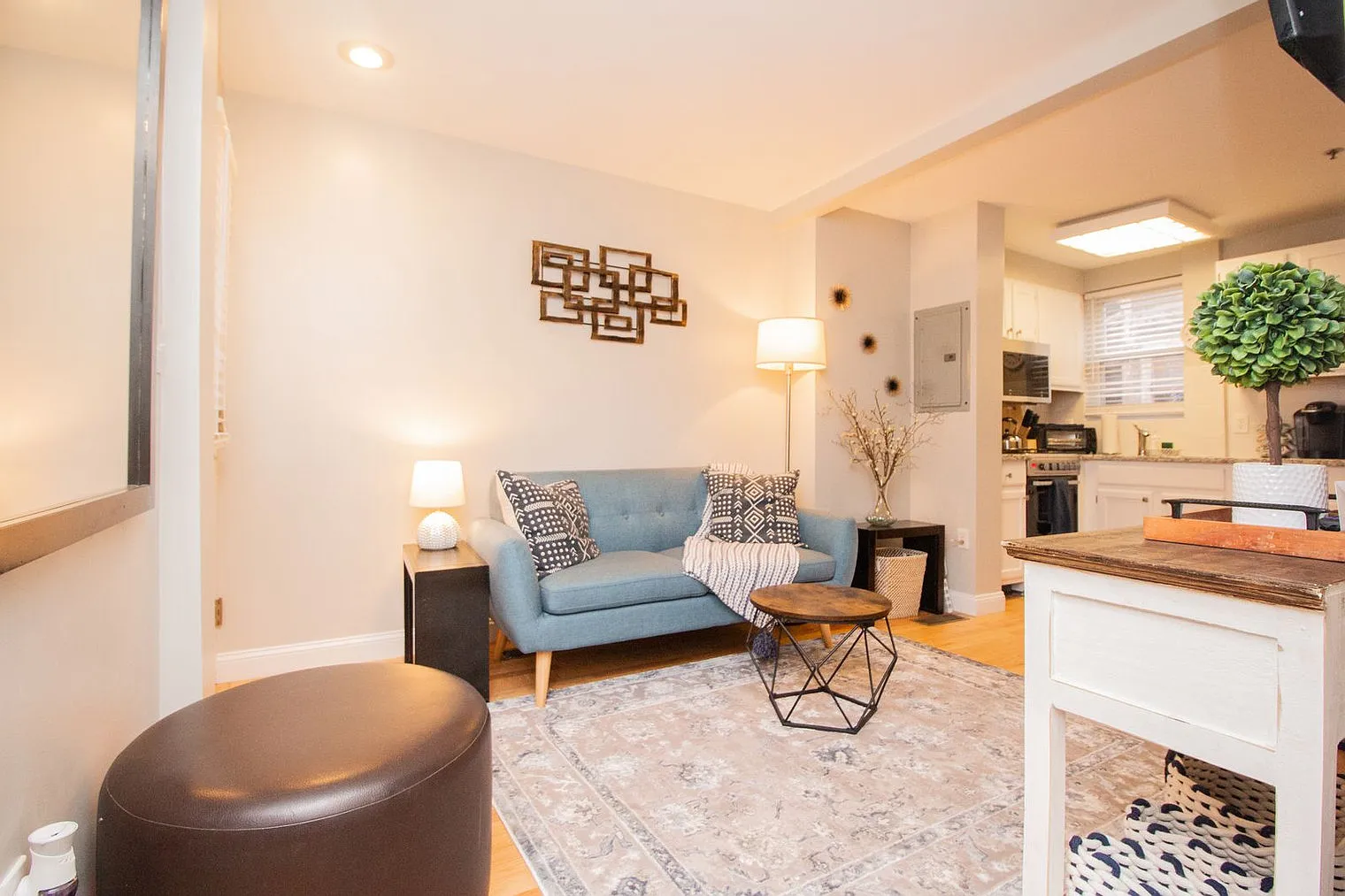 2 bed, 1.5 bath, 893 sqft, $5,078 — Photo 2