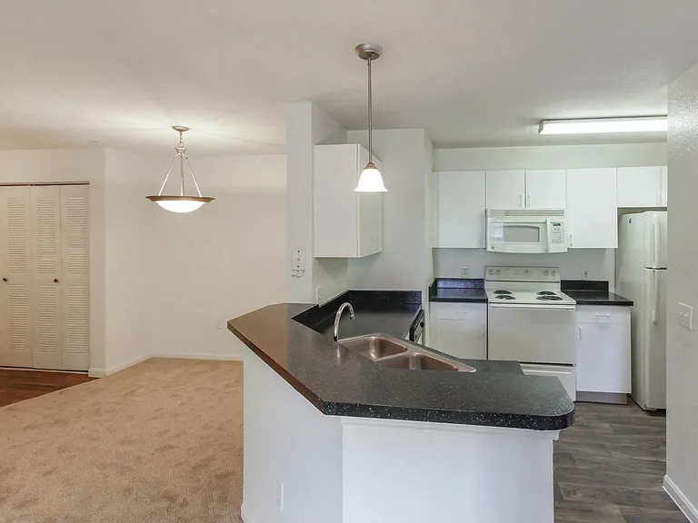 Windermere Apartments — Photo 19