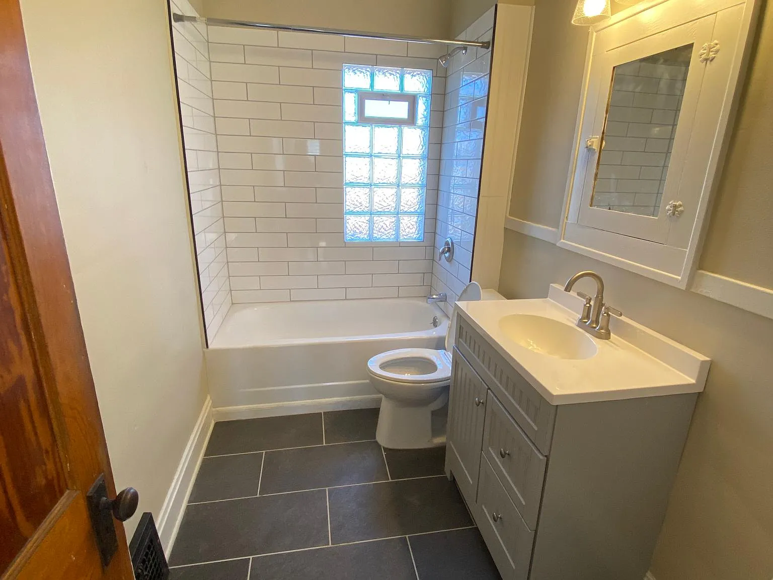 2 bed, 900 sqft, $1,400 — Photo 2