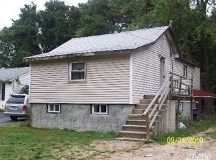 11 Chestnut St, Wyandanch, NY 11798