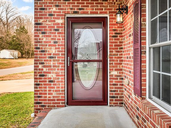 3rd image of 154 Derwent Dr