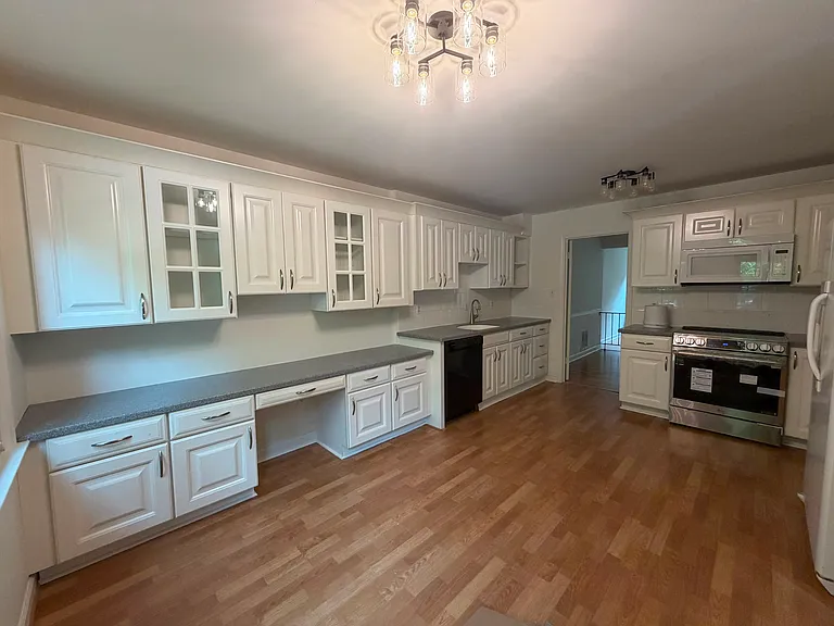 5814 Tudor Ln — Photo 3