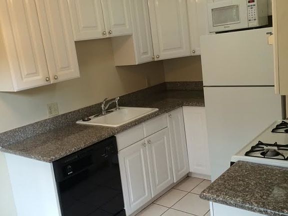 4th image of 1010 Hill St