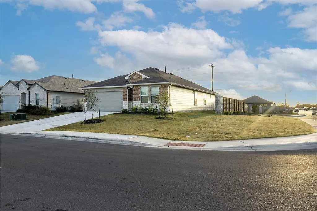 4 bed, 2.0 bath, 1779 sqft, $2,100 — Photo 3