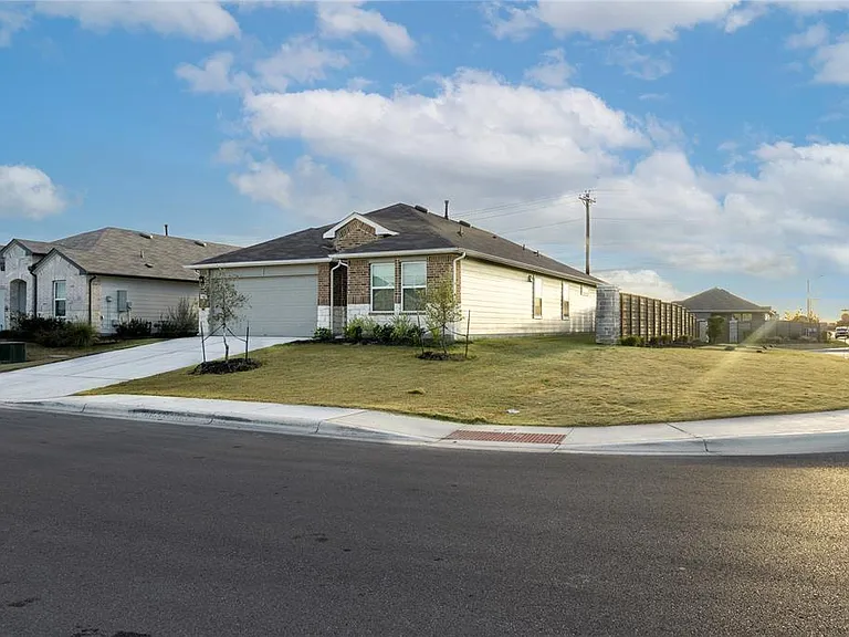 401 Abbey Ln — Photo 3