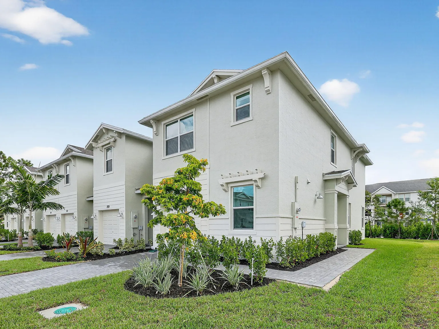 3 bed, 2.5 bath, 1821 sqft, $2,500 — Photo 2