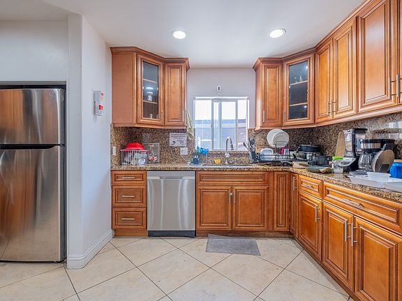 5th image of 6732 Farmdale Ave