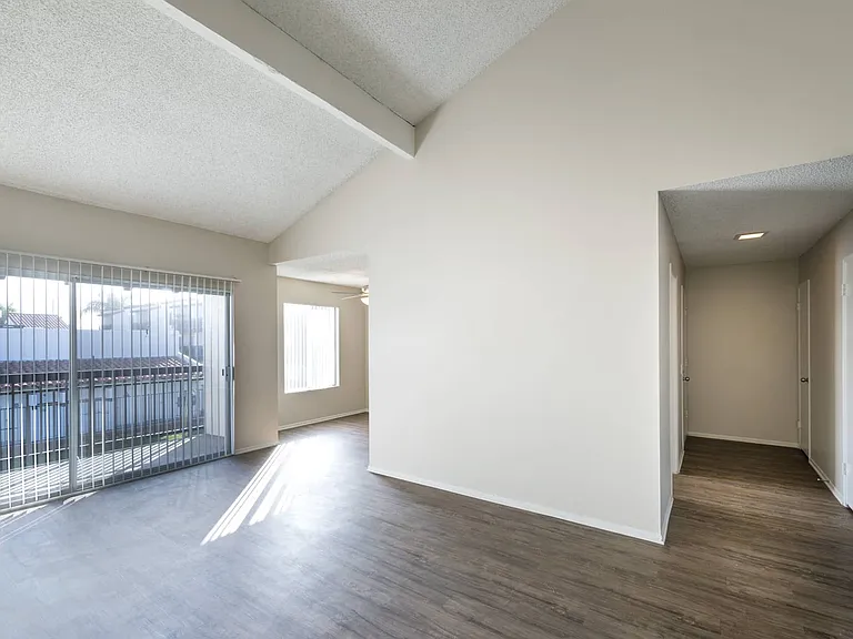 Huntington Vista — Photo 12