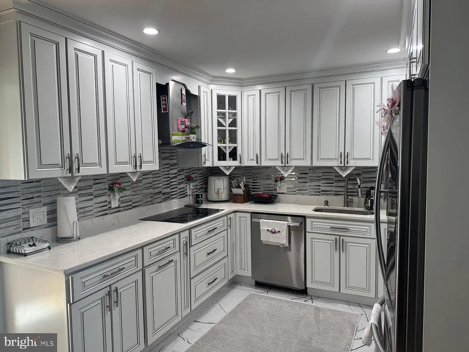 5 bed, 2.0 bath, 1833 sqft, $3,500 — Photo 3