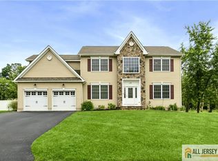 19 Maplehurst Ln, Piscataway, NJ 08854
