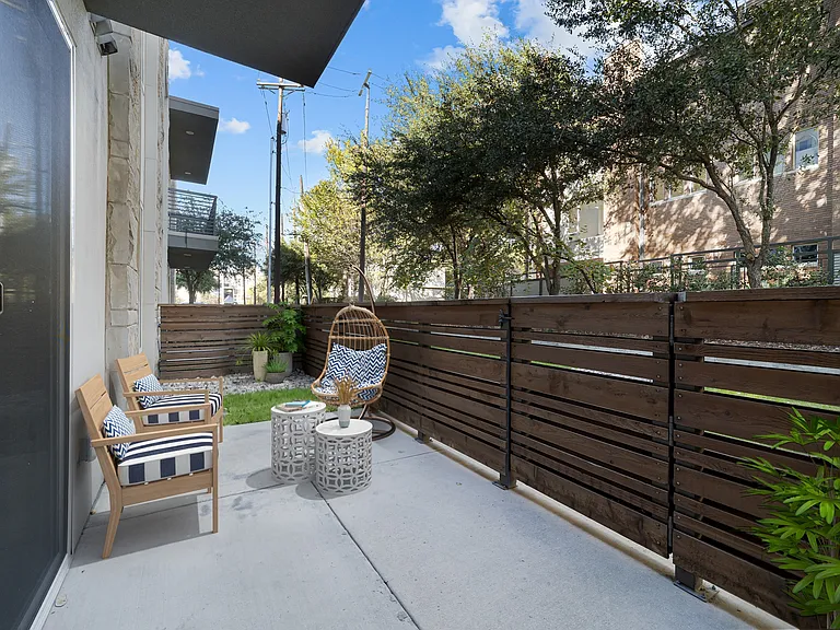 Lyra on McKinney — Photo 8