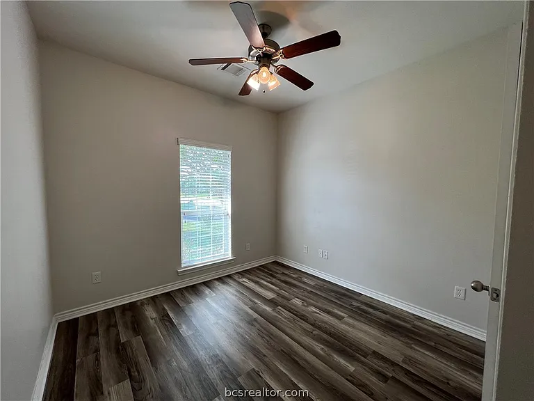911 Scoffield Dr — Photo 4