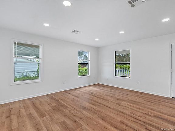 3rd image of 307 W Mimosa Dr