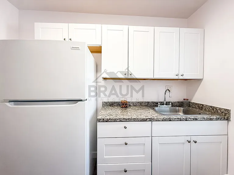 15546 VANOWEN STREET — Photo 6