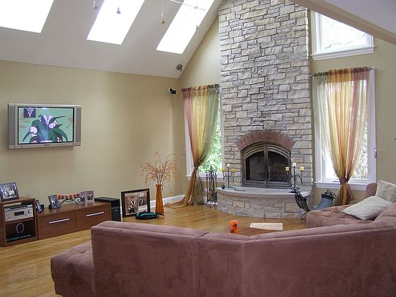 4th image of 803 Glenwood Ln