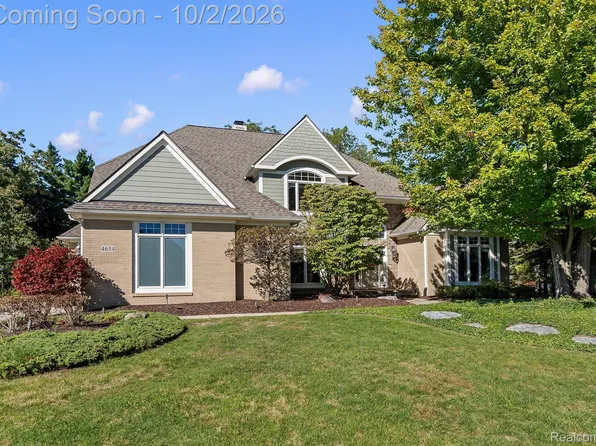 4654 Woodland Hills Dr, Rochester, MI 48306