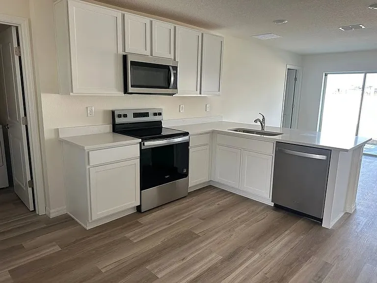 4646 Parkview Ln — Photo 3