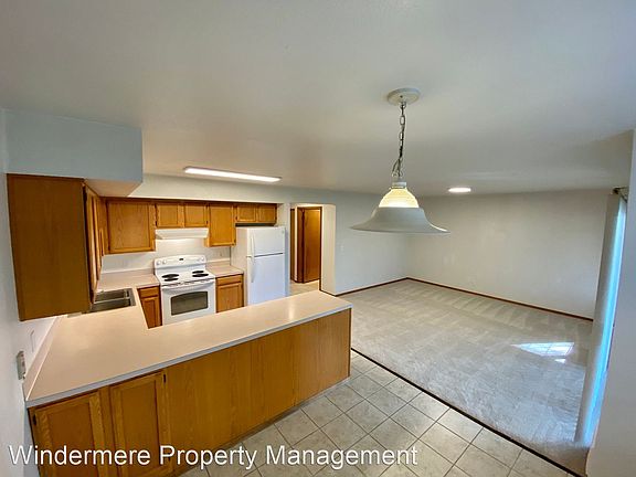 3rd image of 2690 Alderwood Ave #4