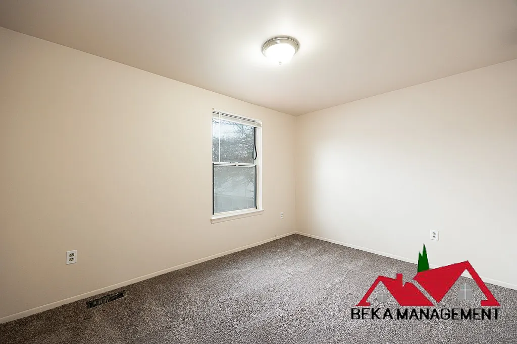 3 bed, 1354 sqft, $1,899 — Photo 3