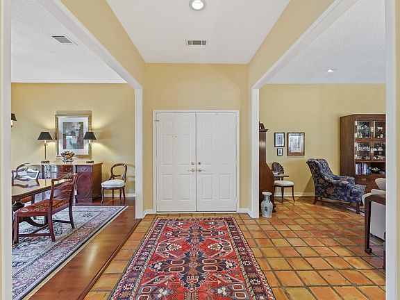 4th image of 502 Briar Hill Dr