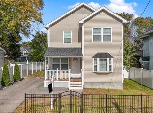 11 Blossom St, Lowell, MA 01852