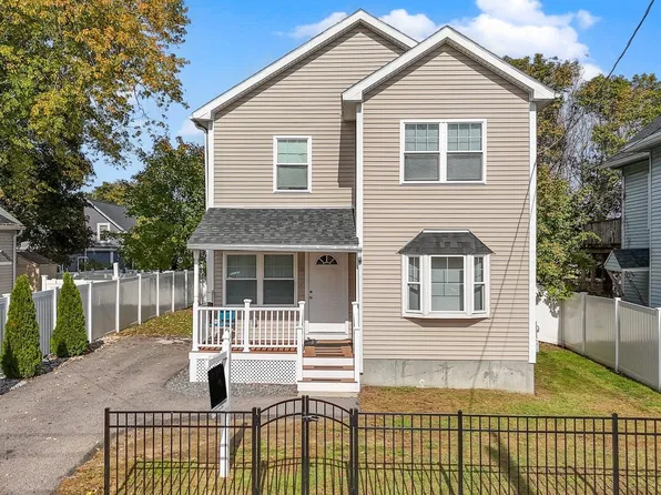11 Blossom St, Lowell, MA 01852