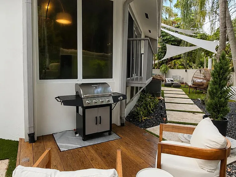 2571 Tigertail Ave — Photo 14