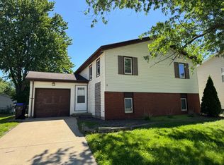 5 Starlight Ct, Bloomington, IL 61704