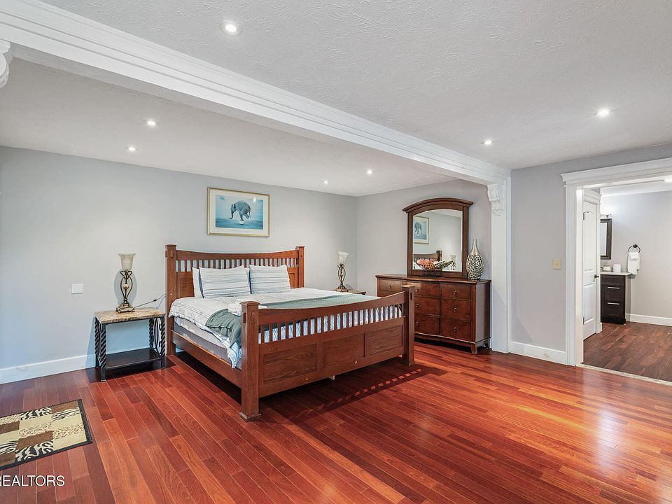 31st image of 343 Jersey Dr