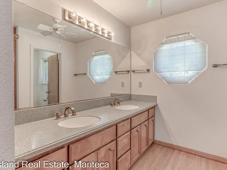 1635 Crom St — Photo 10