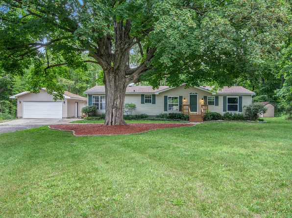 433 Poplar St, Howard City, MI 49329