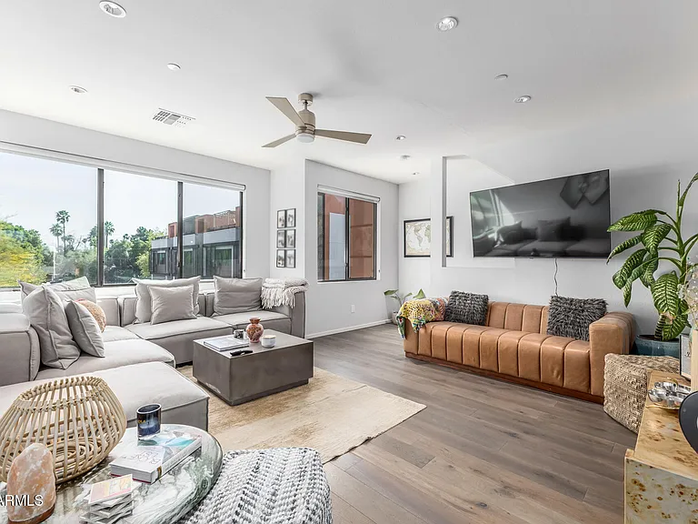 2740 E Roma Ave — Photo 18