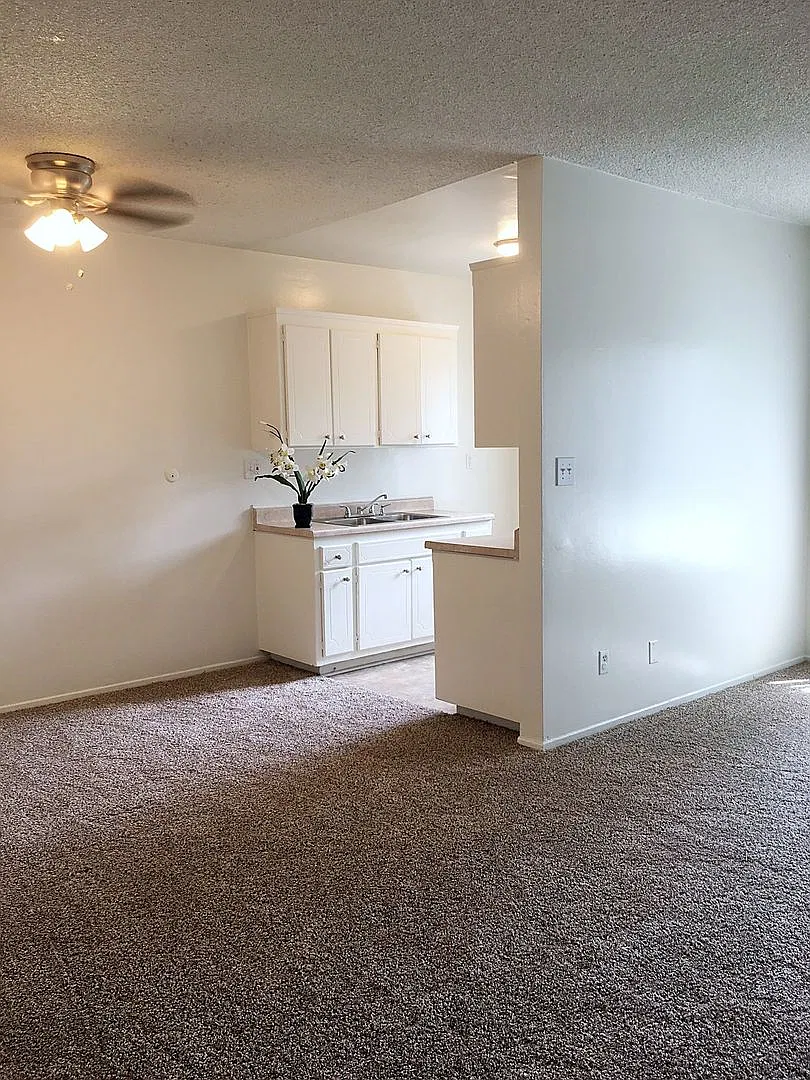 18555 Burbank Blvd Apartments — Photo 3