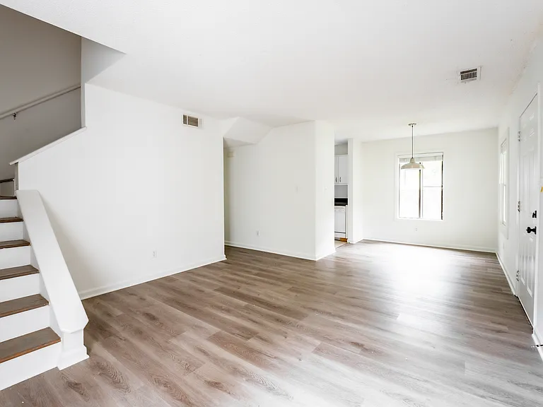 180 Howard St NE #B — Photo 4