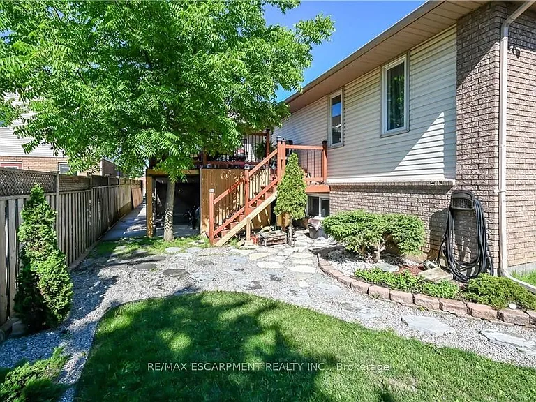 296 Winterberry Dr #LOWER — Photo 35