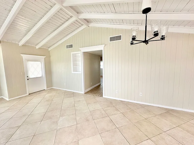 3140 Caledonia Ave — Photo 2