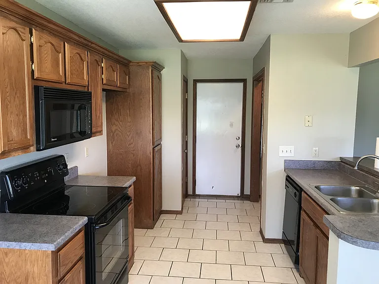 712 NE 19th Ter — Photo 2