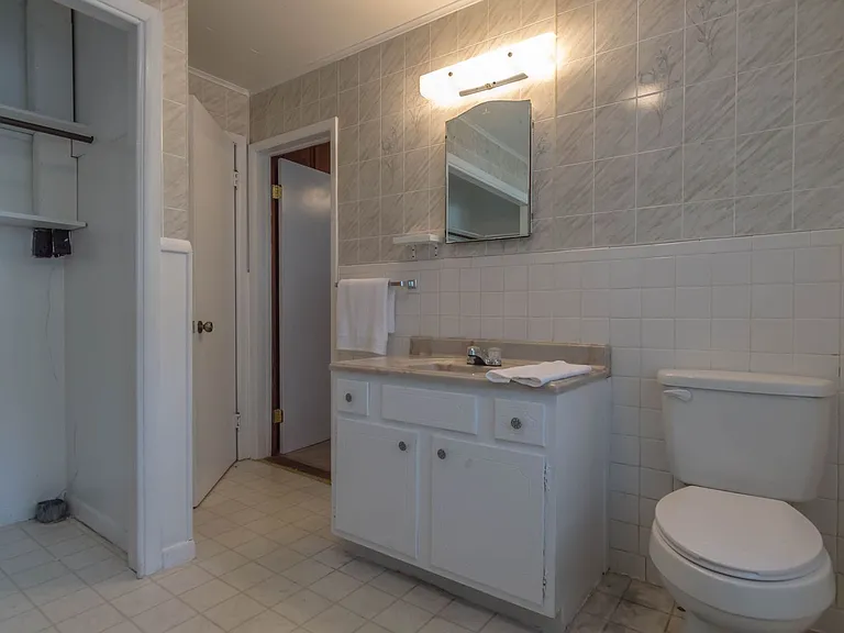 944 W Linwood St — Photo 1