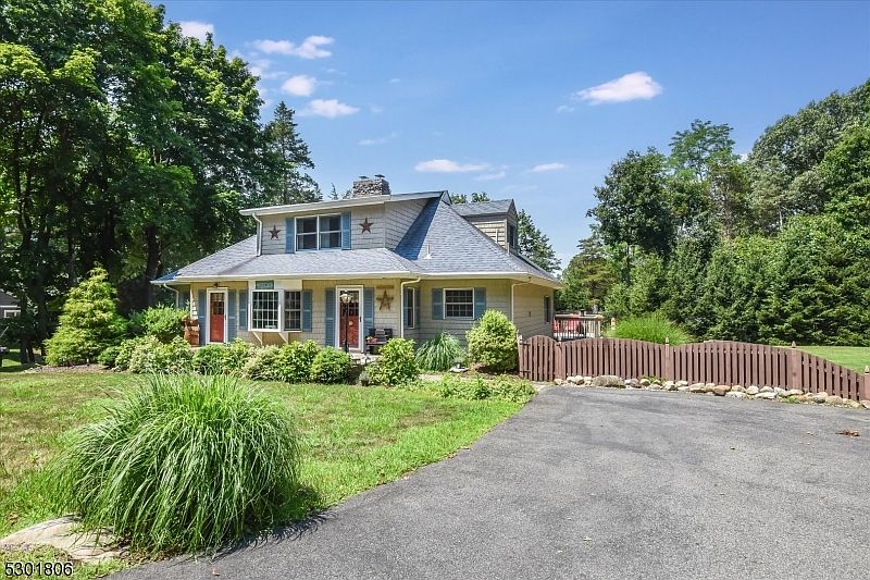 1st image of 39 Circle Ave
