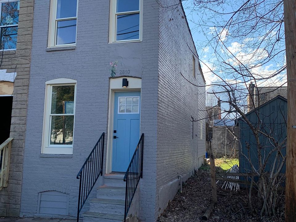 Garden is to the left. the house on the left is being renovated by that owner and will be for sale in spring.