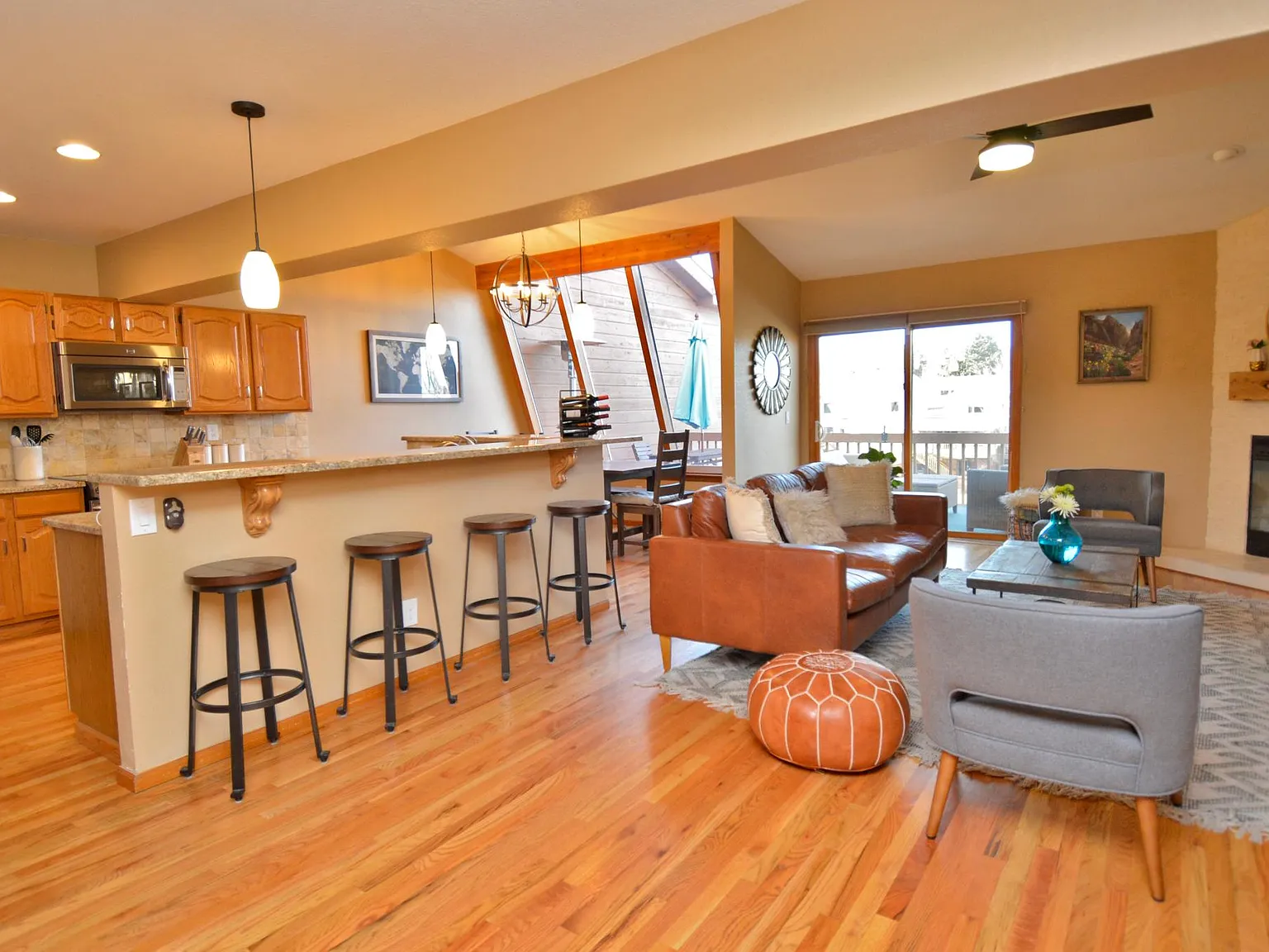 3 bed, 2317 sqft, $3,350 — Photo 2