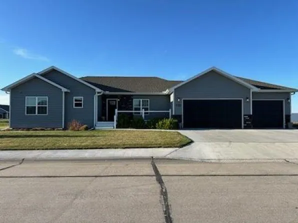 712 E 18th St, Cozad, NE 69130