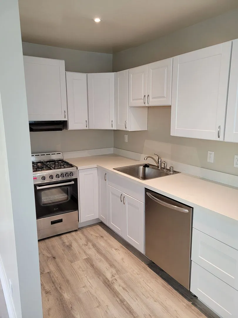 Coming Soon Update One Bed One Bath Single Standing Unit With Parking — Photo 1