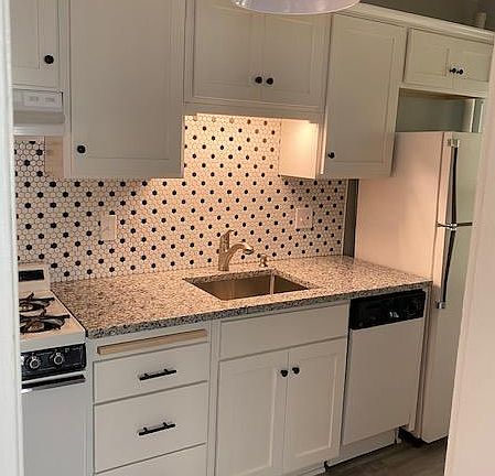 3rd image of 4417 Holly St