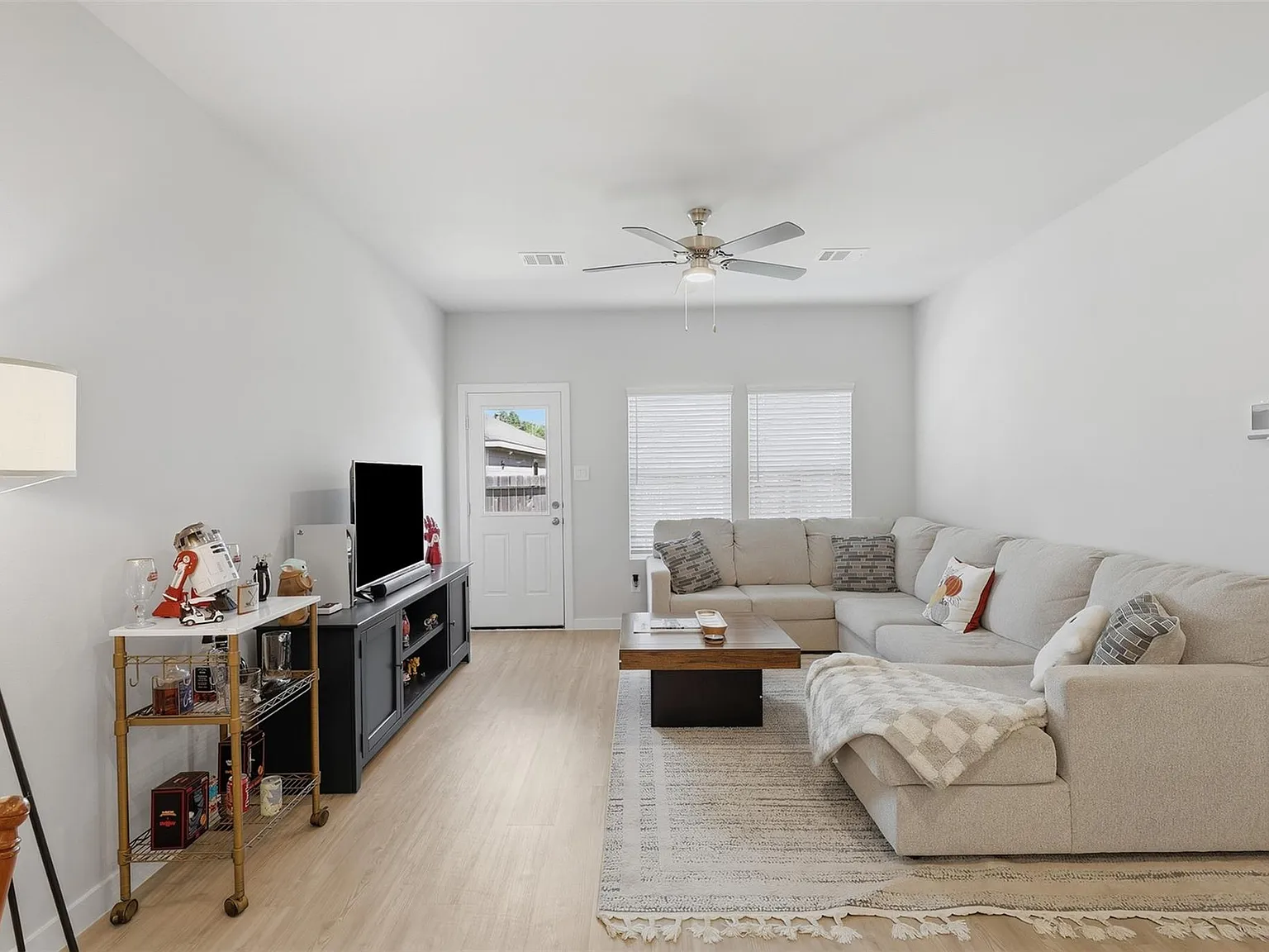 4 bed, 2.5 bath, 1785 sqft, $2,000 — Photo 2