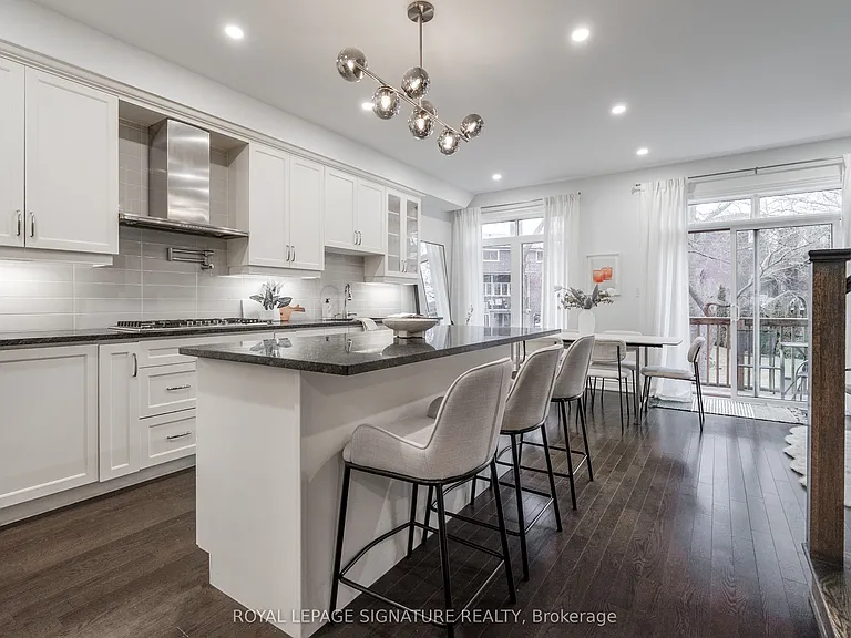 14 Queen Mary Ct — Photo 2