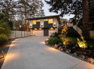 1542 Athlone Dr, Saanich, BC