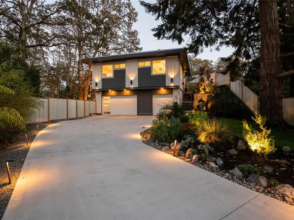 1542 Athlone Dr, Saanich, BC V8P 2T1