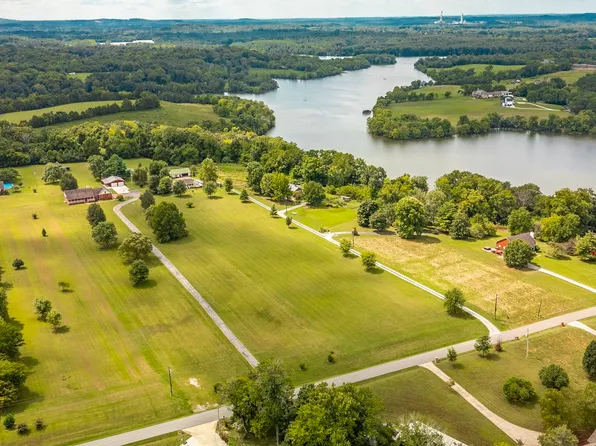 117 E Robertson Rd, Castalian Springs, TN 37031